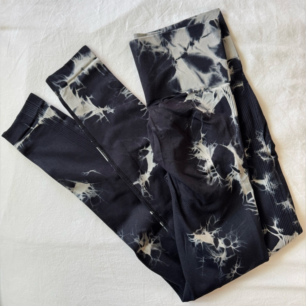Tie dye leggings, Flattering high waist/ tummy control/ butt lifting scrunch. - Picture 4 of 4